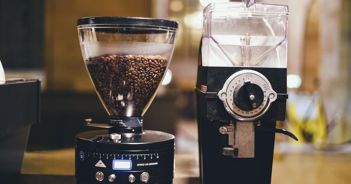Hướng dẫn sử dụng lực nén nắp gài đúng cách khi pha cà phê phin